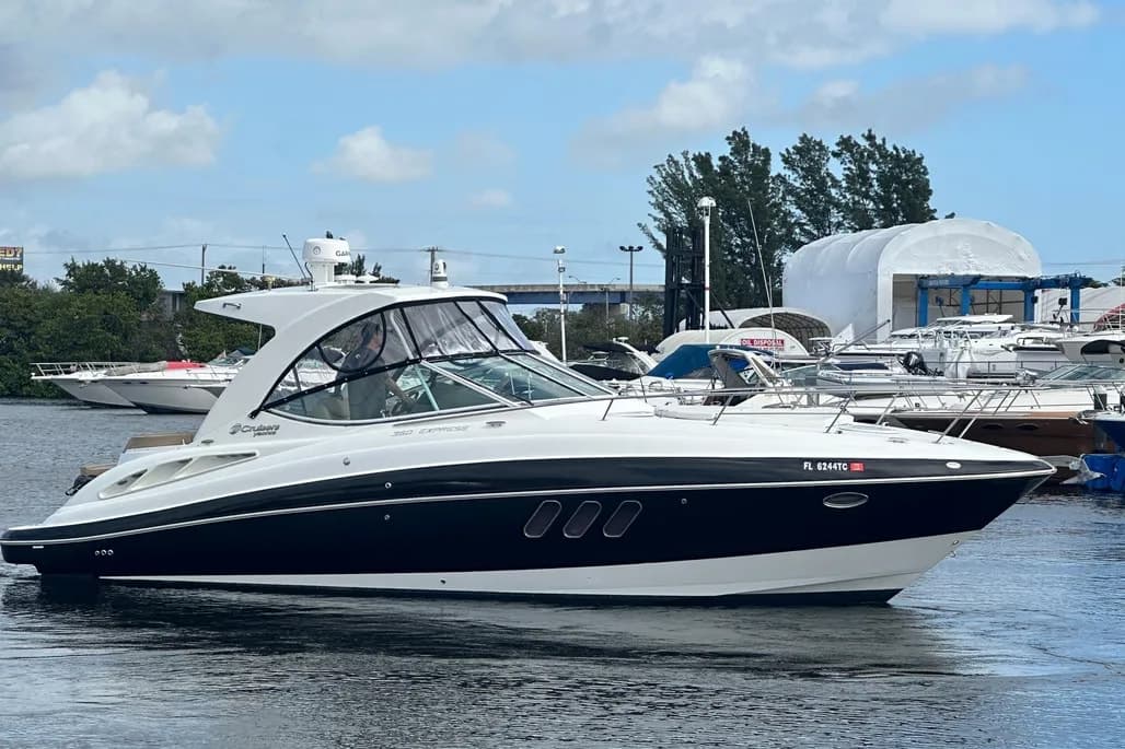 2014 Cruisers Yachts 350 Express
