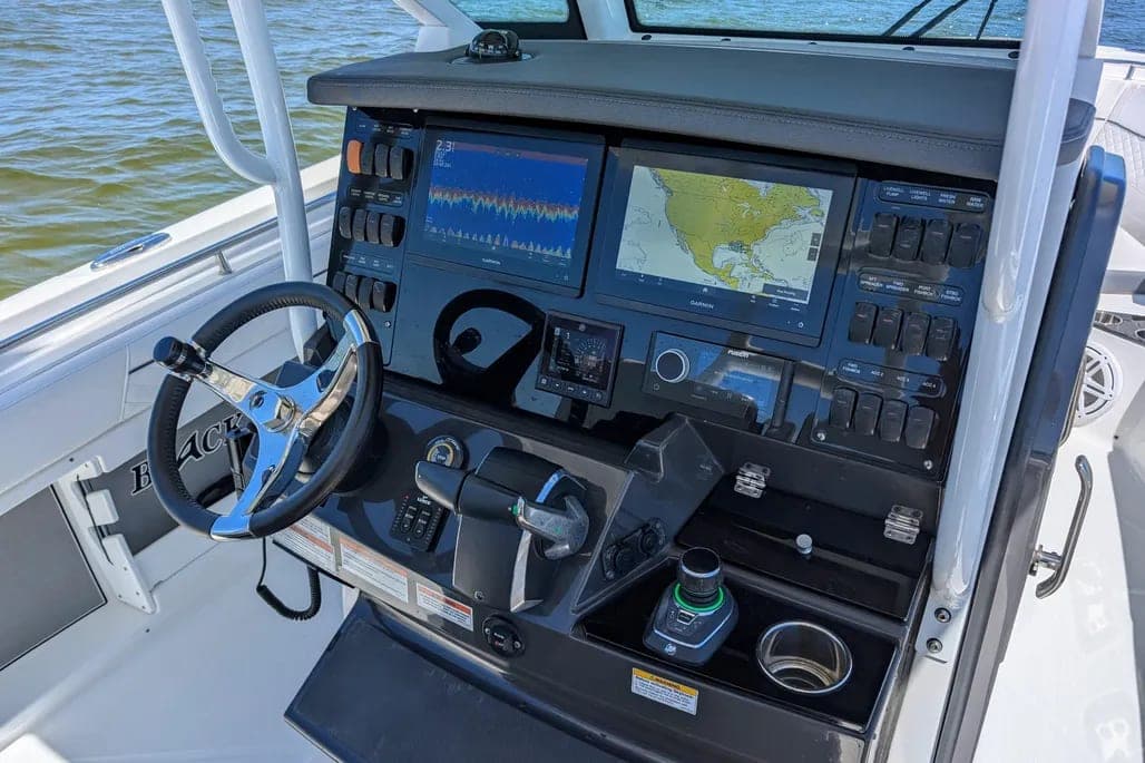 2022 Blackfin 302 CC thumbnail 2