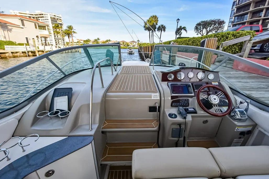 2013 Sea Ray 330 Sundancer thumbnail 2
