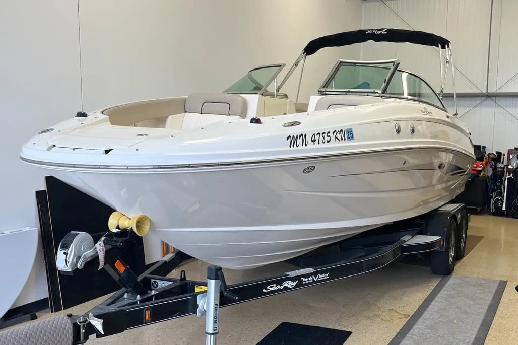 2011 Sea Ray 240 Sundeck