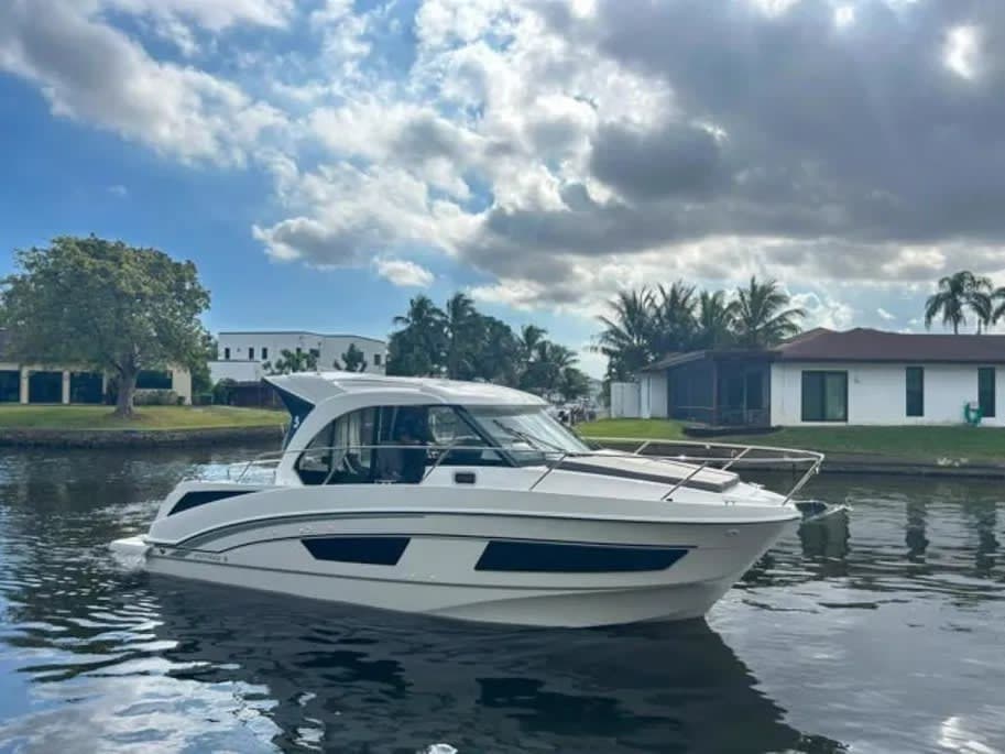 2025 Beneteau Antares 9 thumbnail 1