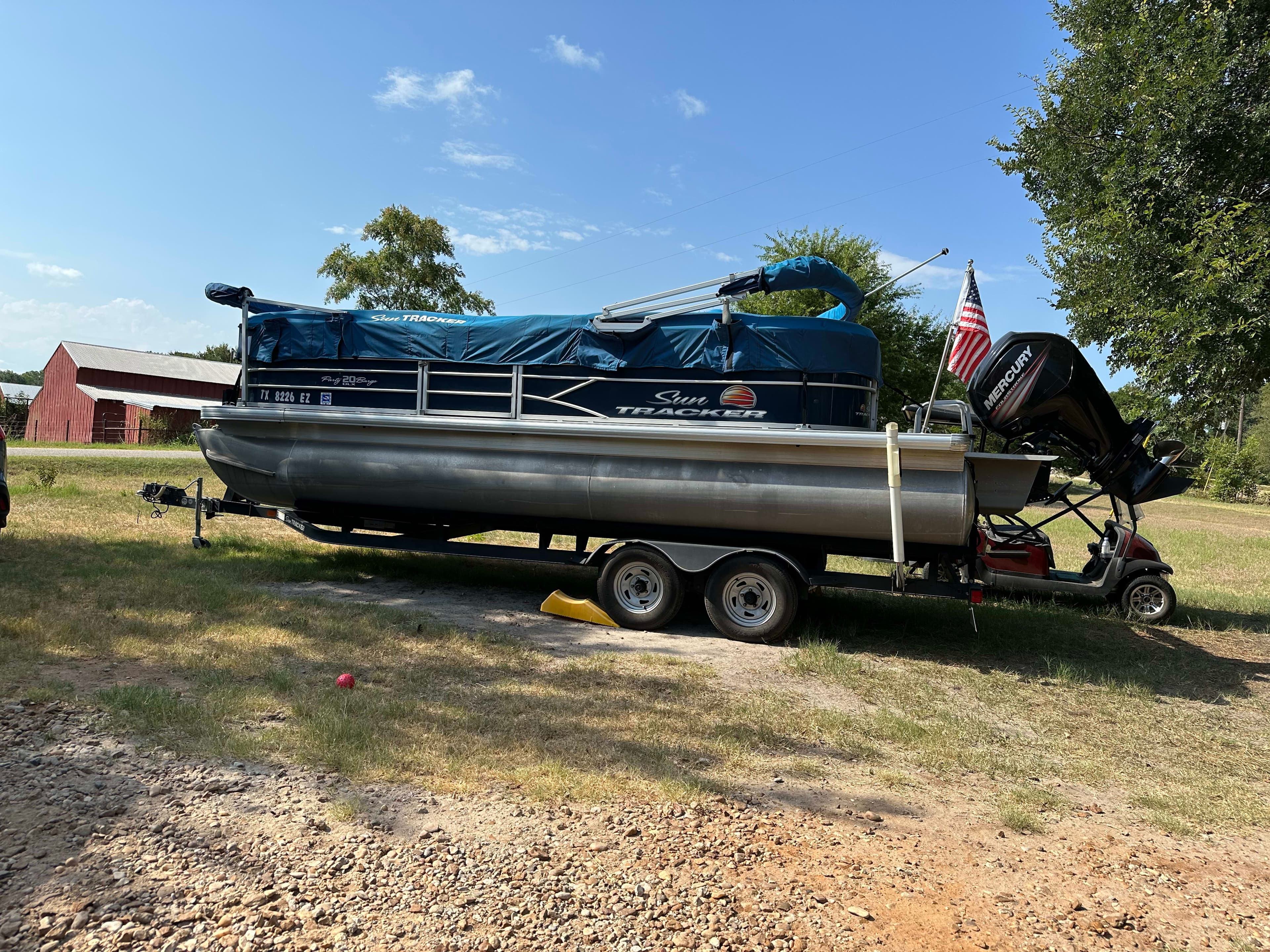 2019 Suntracker Party barge 20 DLX
