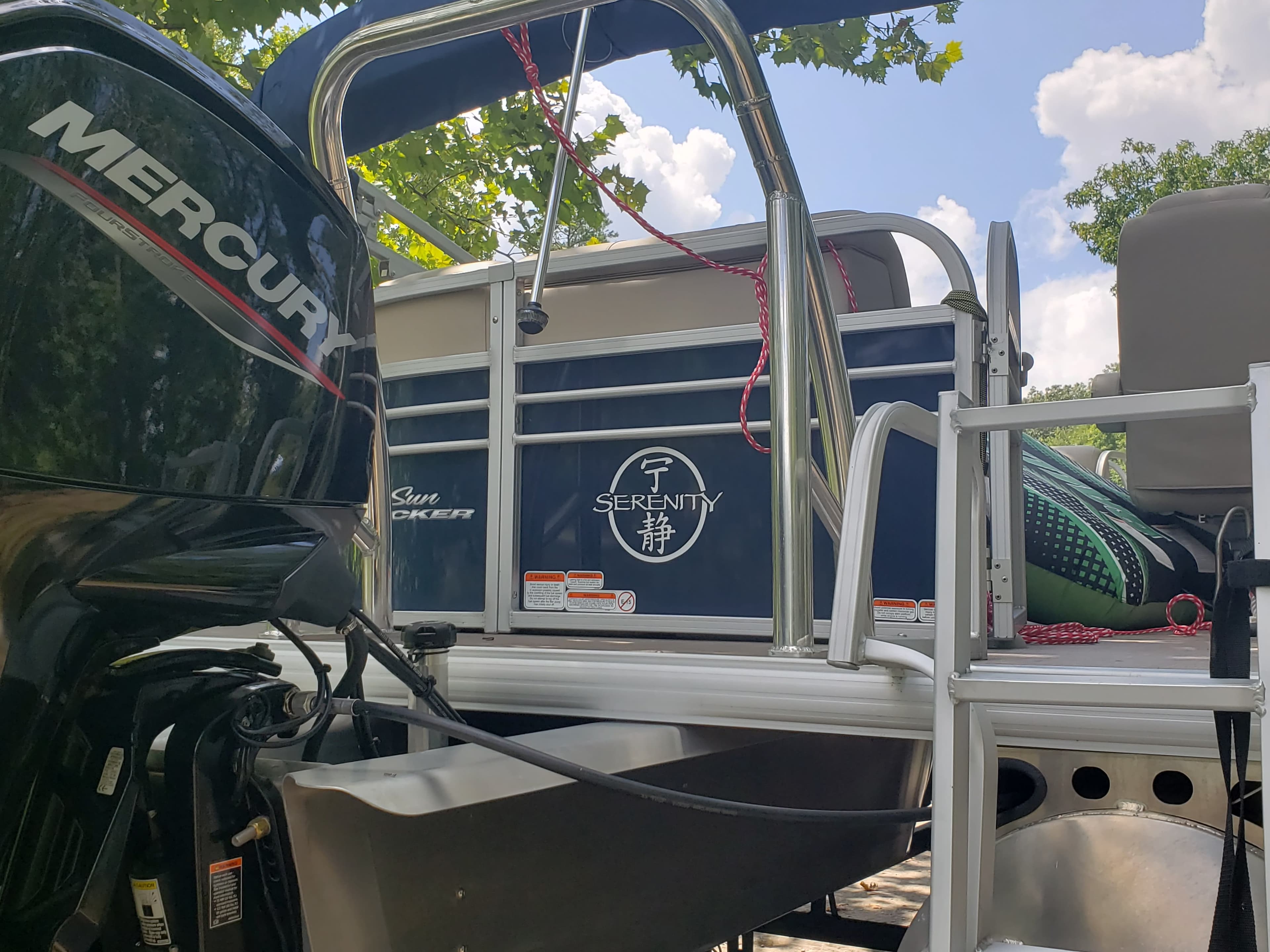 2021 Tracker Party Barge 20 DLX thumbnail 1