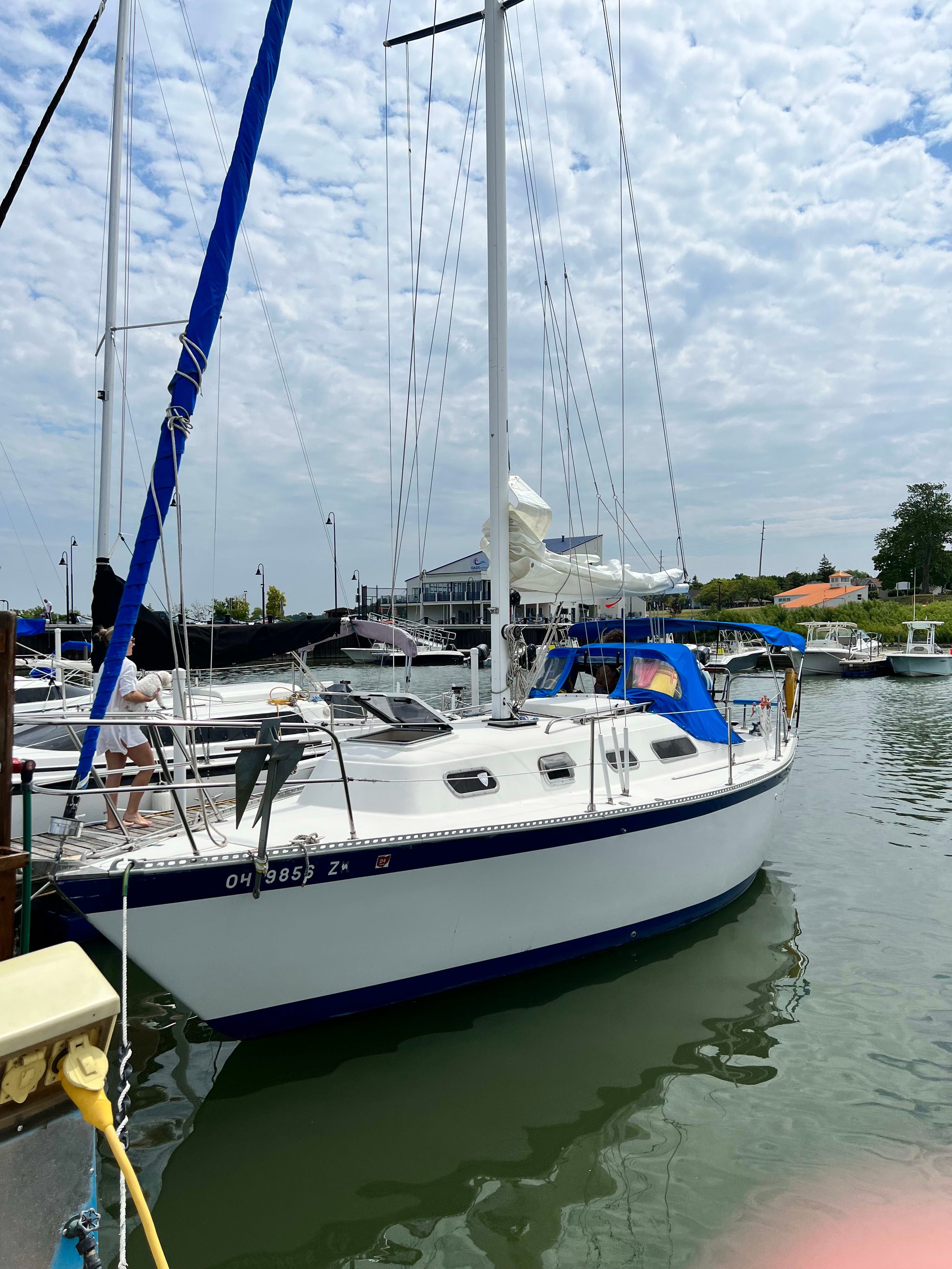 1983 Aura Yachts Columbia 8.7 thumbnail 1