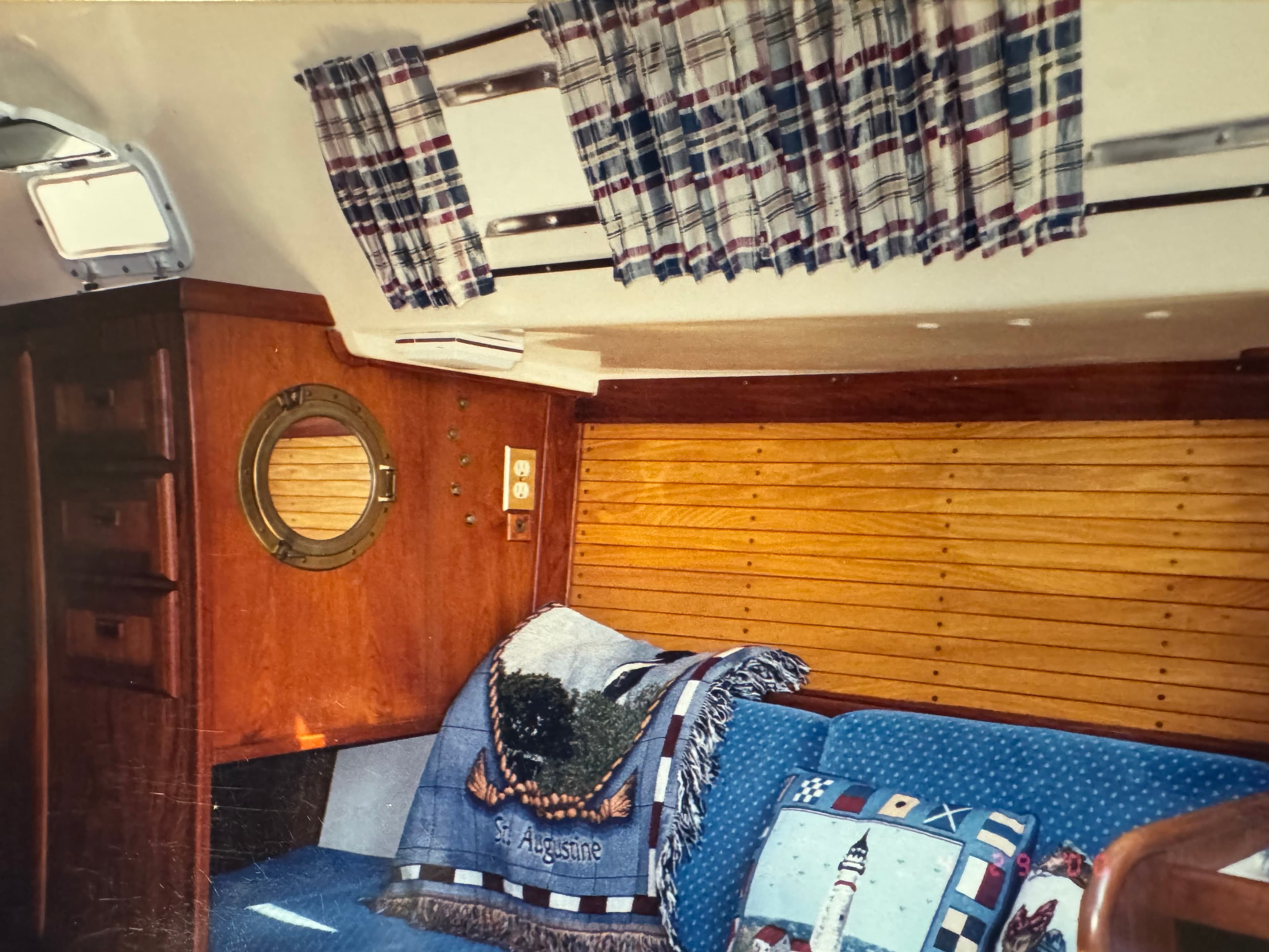 1983 Aura Yachts Columbia 8.7 thumbnail 2