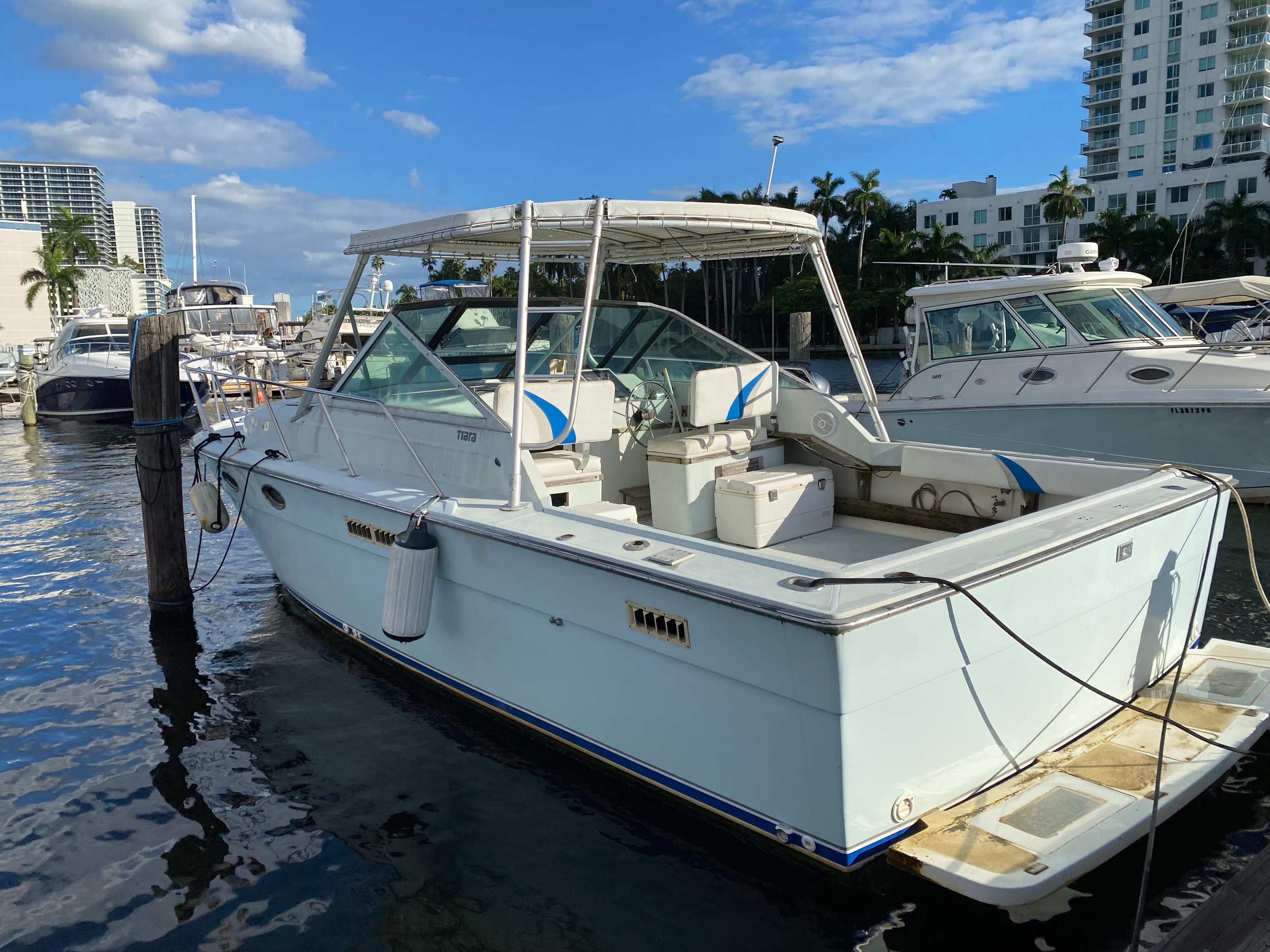 1984 Tiara Coastal 3100 cabin cruiser thumbnail 2